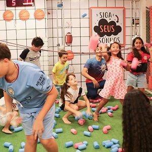Crianças brincando na barraca